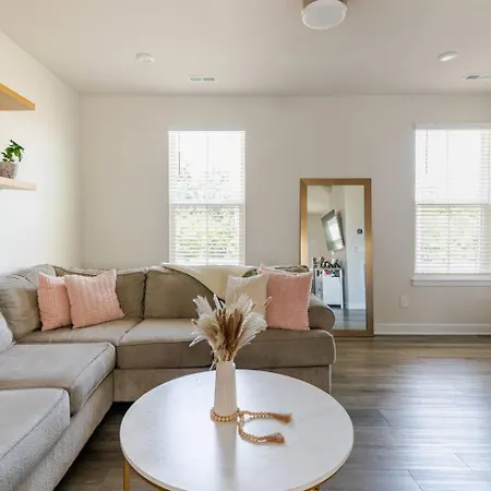 Private In Modern Townhome Homestay