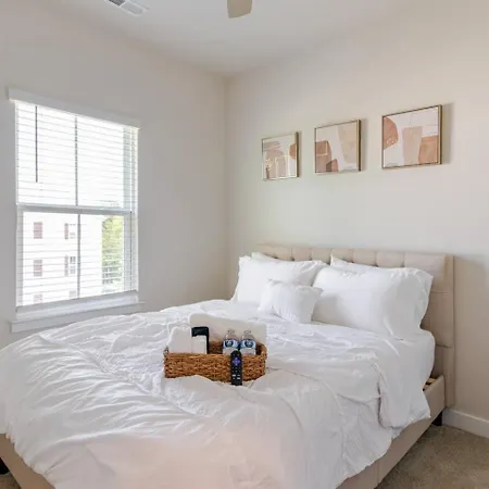 Private In Modern Townhome Homestay *