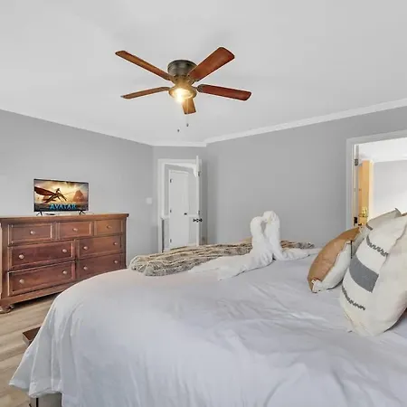 King Bed - Large Yard - Near Uncc - Concord Mills Holiday home *