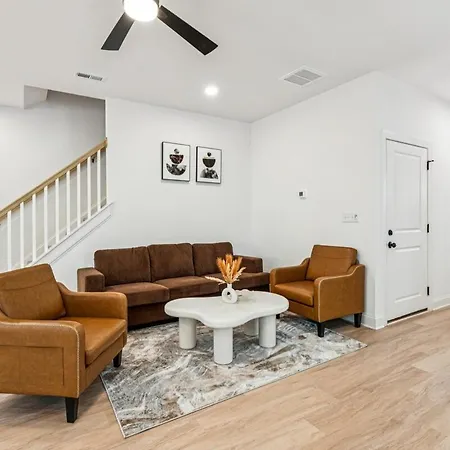 Holiday home Elegant Near Uptown, Airport & Stadium *