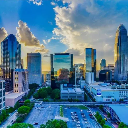 Near Uptown & Minutes To Hospital, Free Wi-fi, Coffee & Gym