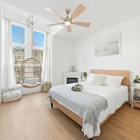 Urban Retreat Walk To Stadiums & Uptown, Including Parking & Gym Holiday home