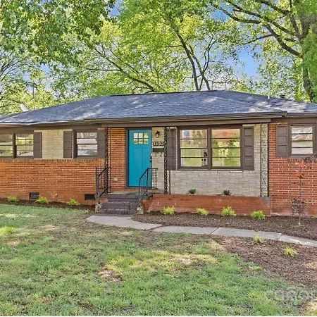 Holiday home Modern 3br Retreat •10 Mins To Uptown • Large Yard *