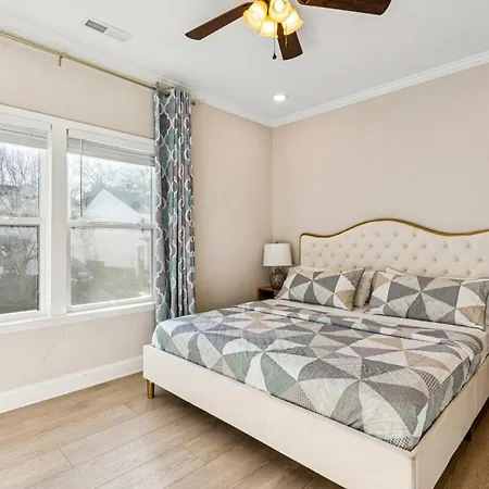 Away Near Uptown & Airport With Fenced Yard Holiday home Charlotte