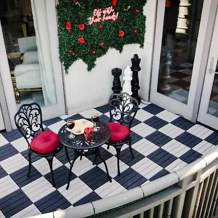 Holiday home Alice & Wonderland Wellness Themed Uptown Spot *