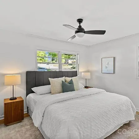 Modern 3br Retreat •10 Mins To Uptown • Large Yard