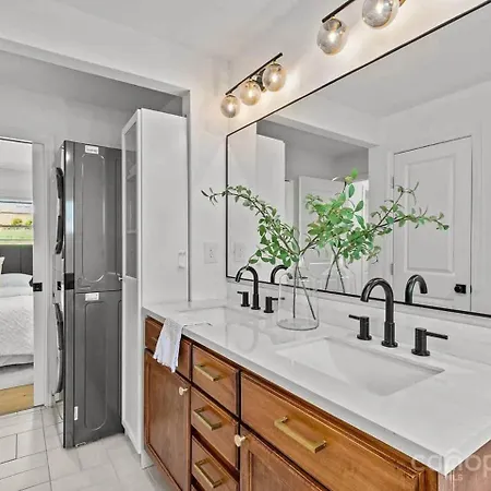 Modern 3br Retreat •10 Mins To Uptown • Large Yard * Charlotte