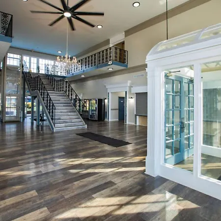 Near Uptown & Minutes To Hospital, Free Wi-fi, Coffee & Gym * Charlotte