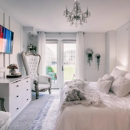 Alice & Wonderland Wellness Themed Uptown Spot Holiday home Charlotte