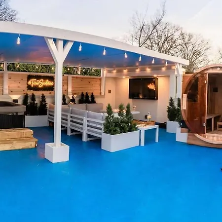 Teeni Santorini Rooftop Lounge Sauna & Hot Tub Charlotte