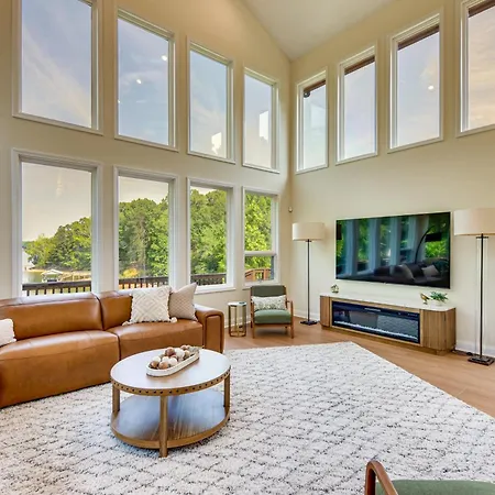 Hot Tub, Dock, Game Room! Stunning Wylie Holiday home *
