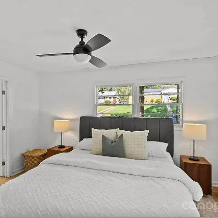 Holiday home Modern 3br Retreat •10 Mins To Uptown • Large Yard