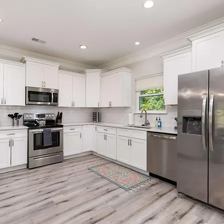 New Listing! Sleeps 11 - Fenced In Backyard Holiday home *