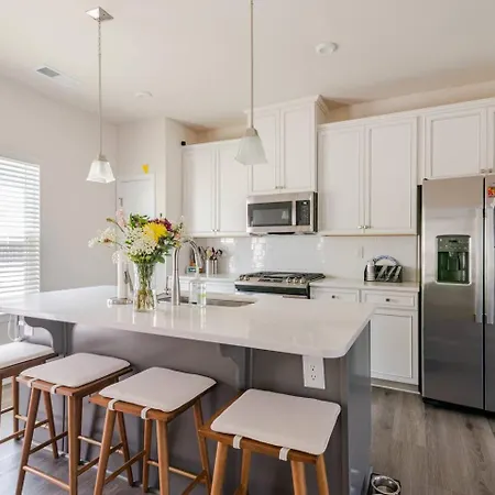 Private In Modern Townhome Homestay *
