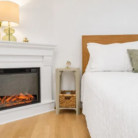 Urban Retreat Walk To Stadiums & Uptown, Including Parking & Gym Holiday home