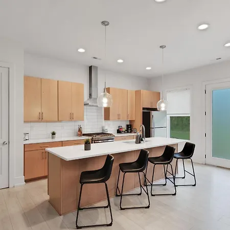 Spacious King Ste*pool Table*mins To Noda & Uptwn! *