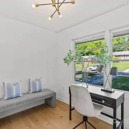 Modern 3br Retreat •10 Mins To Uptown • Large Yard Holiday home Charlotte