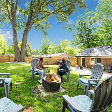 Uptown 3br Oasis - Ice Bath, Firepit, Private Yard Holiday home Charlotte