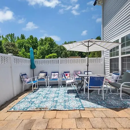King Bed - Hot Tub - Fenced Yard - Near Carowinds Holiday home Charlotte