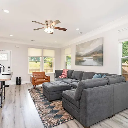 New Listing! Sleeps 11 - Fenced In Backyard Charlotte
