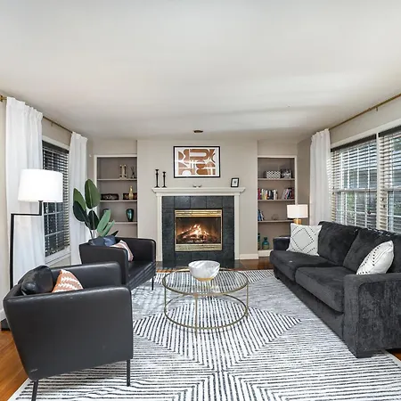 Close 2 Southpark Pet Friendly W Fenced-in Yard Holiday home *