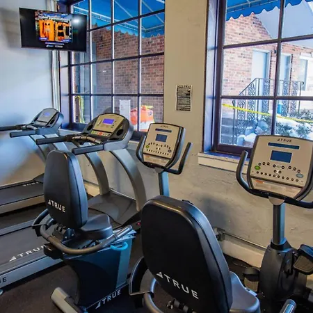 Near Uptown & Minutes To Hospital, Free Wi-fi, Coffee & Gym Holiday home