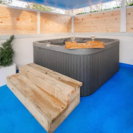 Teeni Santorini Rooftop Lounge Sauna & Hot Tub Holiday home Charlotte