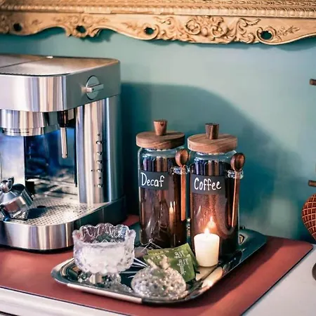 Alice & Wonderland Wellness Themed Uptown Spot Holiday home *