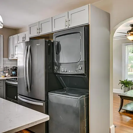 Duplex Close To Uptown And Sports Holiday home *