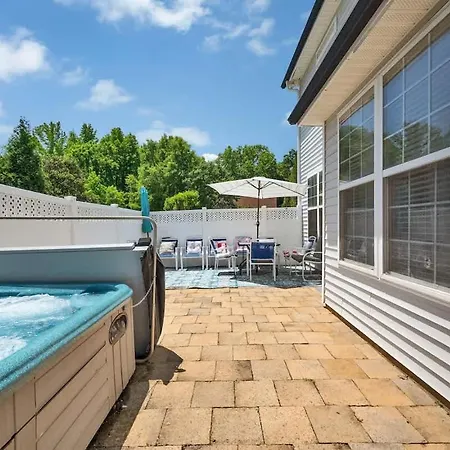 King Bed - Hot Tub - Fenced Yard - Near Carowinds Charlotte