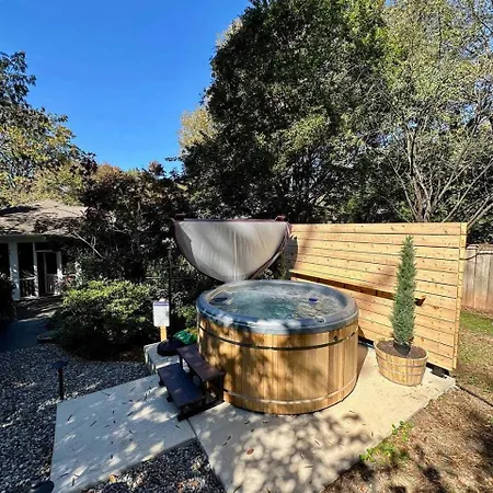 The Ultimate Escape - Midwood Hideaway With Hot Tub, Peloton, Games