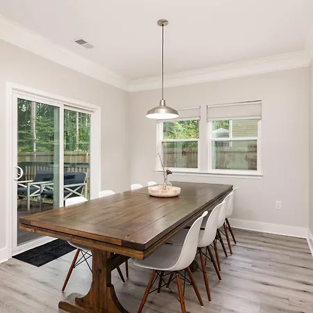 New Listing! Sleeps 11 - Fenced In Backyard Holiday home *
