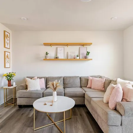 Private In Modern Townhome Homestay *