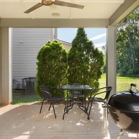 Holiday home Charming 3br With Patio *