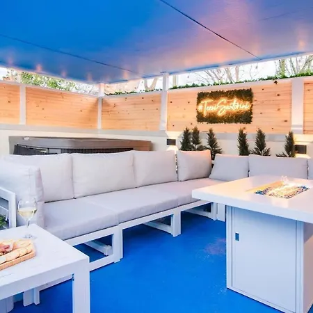 Teeni Santorini Rooftop Lounge Sauna & Hot Tub *