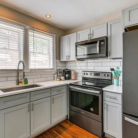 Duplex Close To Uptown And Sports Holiday home *