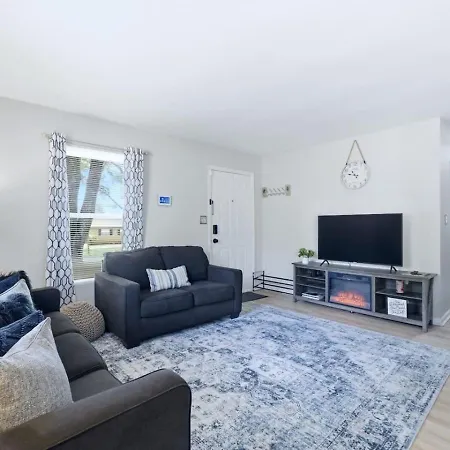 Uptown 3br Oasis - Ice Bath, Firepit, Private Yard Holiday home *