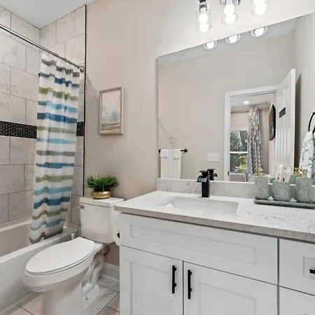 Away Near Uptown & Airport With Fenced Yard Holiday home Charlotte
