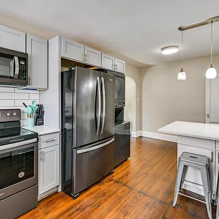 Duplex Close To Uptown And Sports *