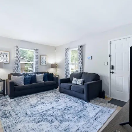 Uptown 3br Oasis - Ice Bath, Firepit, Private Yard *