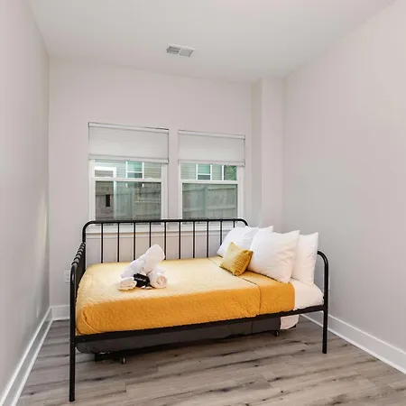 New Listing! Sleeps 11 - Fenced In Backyard * Charlotte