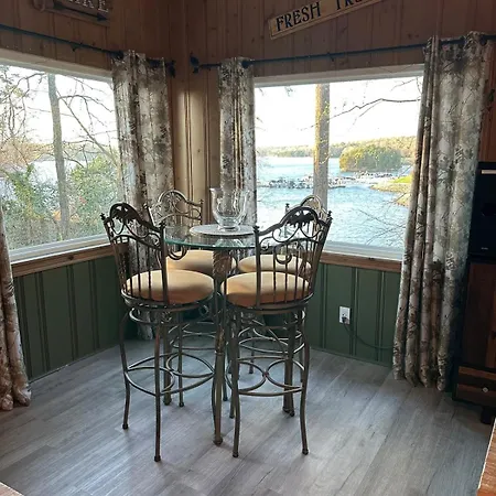 Homestay Waterfront Cottage, Fiery Sunsets