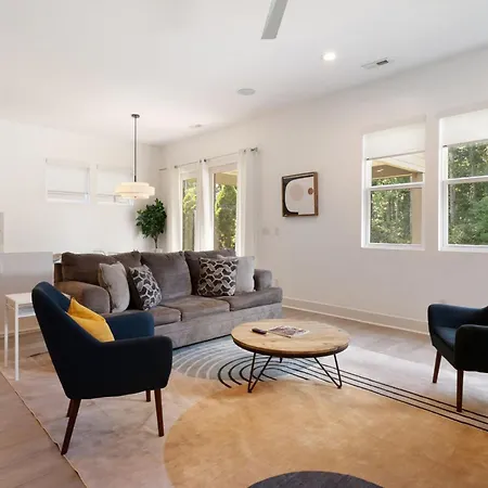 Holiday home Charming 3br With Patio Charlotte