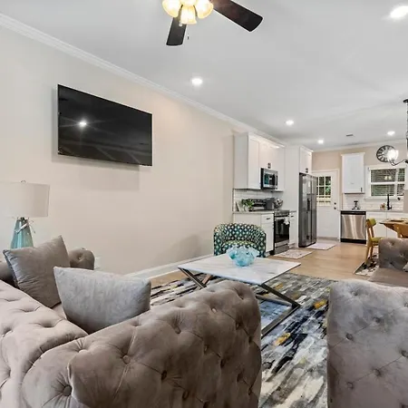 Holiday home Away Near Uptown & Airport With Fenced Yard *