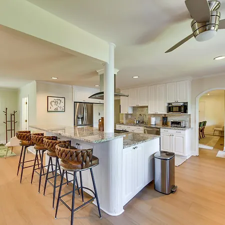 Hot Tub, Dock, Game Room! Stunning Wylie Holiday home Charlotte