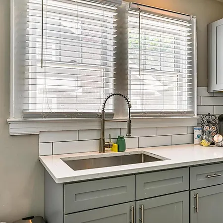 Duplex Close To Uptown And Sports Holiday home