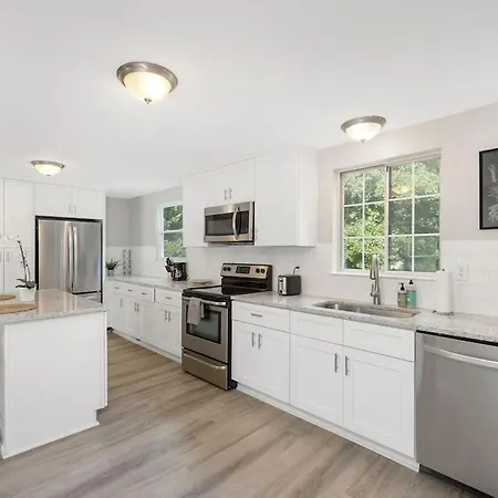Large Group Paradise - Blocks From Uncc Holiday home *