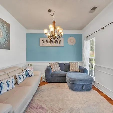 King Bed - Hot Tub - Fenced Yard - Near Carowinds