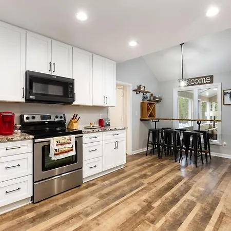 Poolside Paradise In The Heart Of Holiday home Charlotte