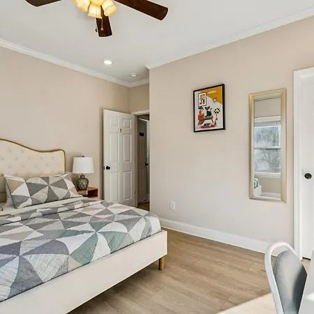 Away Near Uptown & Airport With Fenced Yard *